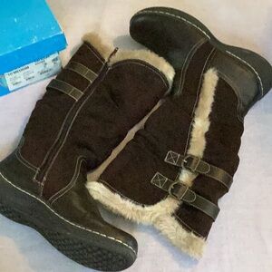 NWT Yuu boots